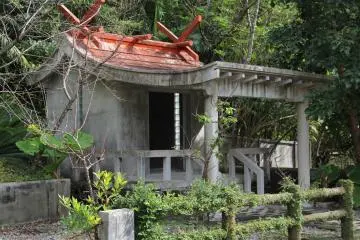<p>I didn't see any other tombs or shrines during my hike; this shine is in the campground area before the hilly trail to Hiji Falls really begins</p>