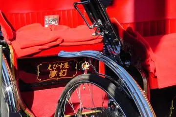 <p>The beautiful red of two&nbsp;Kamakura rickshaw</p>