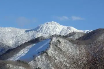 <p>Hotakasan hovers above</p>