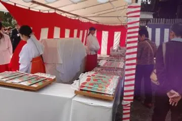 By the way, you might see long stick-candies in cute colorfully decorated paper bags bought by the kids. They are called chitose-ame, meaning the desire for a life lasting 1000 years for each child. The candies are long—symbolizing a long life. And they a