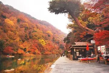 <p>아라시야마 강기슭에 있는 일본 간식을 먹으며 휴식 취하기</p>