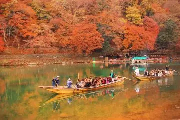 <p>호즈가와 쿠다리 (호즈가와 강 나룻배)는 아라시야마의 단풍 구경하기에 최고의 수단</p>