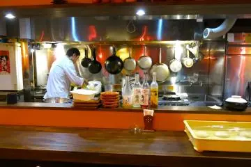 <p>ทานอาหารที่บ้านกระเทียมรู้สึกเหมือนกับทานอาหารกับเชฟส่วนตัว</p>