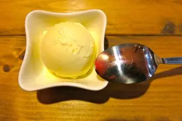 <p>เฟรนช วานิลลา ไอศกรีมฟรี เสริ์ฟหลังทานชาเขียวร้อน</p>