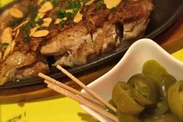 <p>เสตกไก่กระเทียมสุดซี้ด 1080 เยน</p>