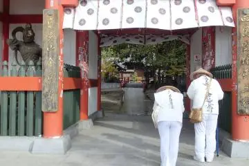 ผู้แสวงบุญกำลังคำนับก่อนเข้าวัด