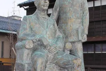 <p>Outside the hall in the garden is a statue of Lu Xun and Genkuro</p>