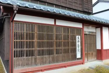 <p>This former resident of Genkuro was originally a lodge in the town of Mikuni, but it has been inherited by surviving relatives.</p>