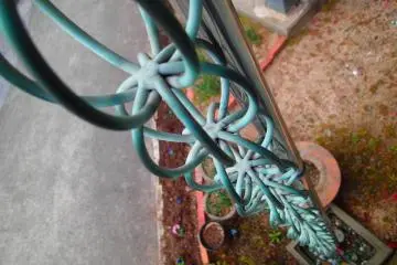 <p>Raindrop catcher detail</p>