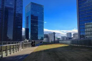 <p>KITTE Garden กับสนามหญ้าเขียวๆบนชั้นบนสุดของ KITTE Marunouchi</p>
