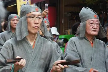 Not only green custom warriors, but also this one. They play traditional instruments, giving a very enchanting atmosphere in Kyoto.