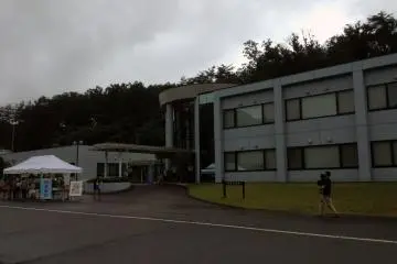 This is where the shuttle bus from the station will drop you off.&nbsp;