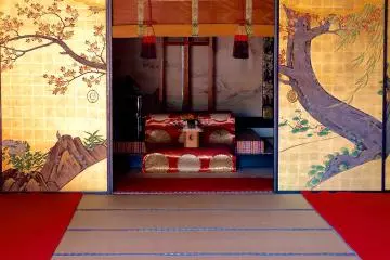 <p>Gorgeous sliding door and New Year's decoration</p>