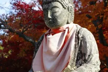 사찰의 평안한 불상