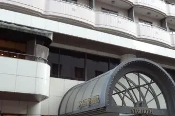 The hotel entrance, just in front of Yamashita Park.