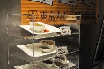 The various curries are displayed in this showcase.