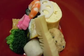 <p>In this small bowl there are about a dozen vegetarian treats, although&nbsp;the dashi soup may have been&nbsp;made from fish stock</p>