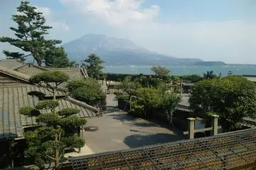 Sakurajima viewed from Senganen Garden. It was a villa of Saigo's master, Shimazu(Satsuma clan) family. Shimazu Hisamitsu was enraged by hearing the news of his ex-subjects(Saigo and Okubo) abolished the han(domain) system against his will, and blew off steam by setting off fireworks on the beach in front of this garden