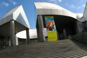 Hiroshima Museum of Contemporary Art (Photo: <a href="https://ja.wikipedia.org/wiki/%E5%BA%83%E5%B3%B6%E5%B8%82%E7%8F%BE%E4%BB%A3%E7%BE%8E%E8%A1%93%E9%A4%A8#/media/File:%E5%BA%83%E5%B3%B6%E5%B8%82%E7%8F%BE%E4%BB%A3%E7%BE%8E%E8%A1%93%E9%A4%A803.jpg" target="_blank" rel="noreferrer noopener nofollow">Taisyo (CC 3.0)</a>)