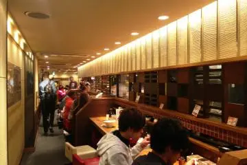 <p>Pleasant neutral hues and lounge music permeate at Ippudo</p>