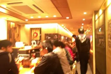 <p>Crowded youngsters from Kyoto and visitors keep the buzz going at Ippudo</p>