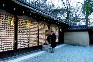 <p>Huge numbers of tablets are dedicated to God</p>