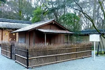 <p>Hojo&nbsp;- a&nbsp;tiny, mobile, thatched house</p>