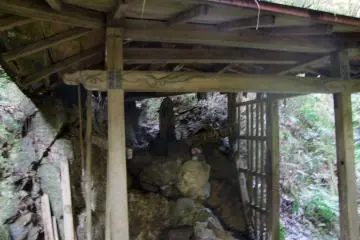 <p>ศาลเจ้าบนทางไป</p>