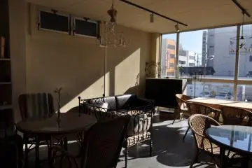 <p>Sunny upstairs dining area</p>
