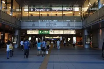 <p>จากด้านนอกสถานีรถไฟชินางาวะ มองเห็นชั้น 4 ของศูนย์การค้า the Atre complex</p>