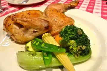 <p>ไก่ย่างครึ่งตัวและผัก (เสิร์ฟคู่กับเฟรนช์ฟรายส์) ราคา 2,000 เยน</p>