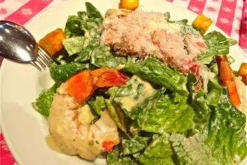 <p>กุ้งตัวโตกับเนื้อปูหิมะที่ใส่มาในซีซาร์สลัดแบบดั้งเดิม</p>