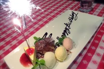 <p>วันเกิดของคุณใช่ไหม? ทางร้านมีบริการของหวานโฮมเมดและพลุไฟเย็นให้ด้วย!</p>