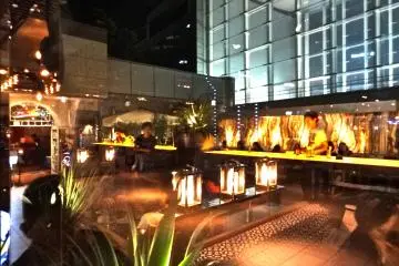 <p>มองผ่านกระจกออกไป เห็นที่นั่งกลางแจ้งบริเวณระเบียงของร้าน</p>