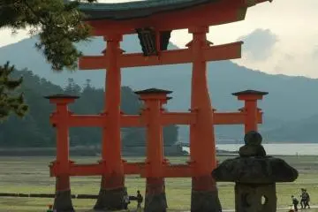 miyajima tori girls and deer (Photo: <a href="http://www.gethiroshima.com" target="_blank" rel="noreferrer noopener nofollow">GetHiroshima</a>)