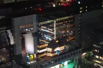 <p>The JR Kyoto Station side as seen from the observation tower;&nbsp;you can see the bullet trains entering the station, and departing too.</p>