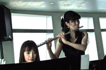 You can enjoy sophisticated live music. When we were on the ship, a flute and piano duet were featured.