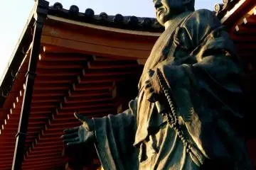 고요한 얼굴의 스님 동상이 절터를 내려다보고 있다