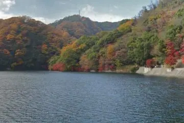<p>Nunobiki&nbsp;Reservoir with the&nbsp;autumn colors just starting. From here it is&nbsp;another 15 minutes to reach&nbsp;Nunobiki Garden at the top.</p>