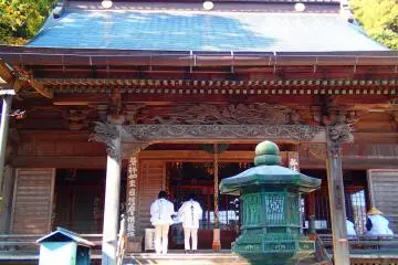 <p>Pilgrims at the Main Hall</p>