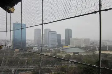 <p>วิวจากจุดชมวิวชั้นบนสุดของปราสาทในวันฝนพรำ</p>