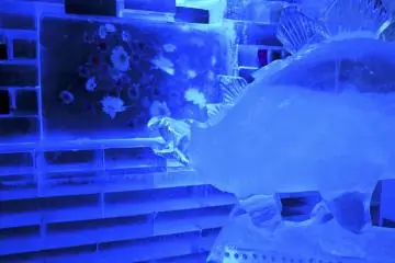 Toutes les sculptures et les fleurs aident à créer une atmosphère unique.