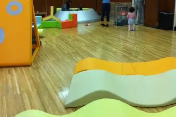 <p>There are toddler-specific&nbsp;building blocks and&nbsp;mats available, as well as another books' corner.</p>