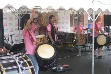 <p>Shopping village music stage.</p>