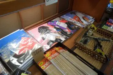 <p>ของฝากอันเป็นเอกลักษณ์ ไม่ว่าจะเป็นพวงกุญแจดาบคาตานะและอีกมากมาย</p>