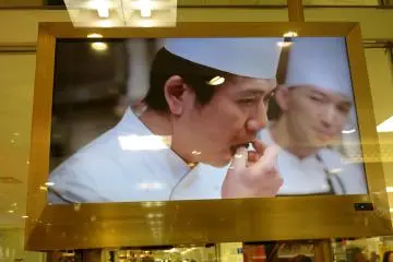 Le chef pâtissier Takagi Yasumasa, de Le Patissier Takagi, en train de goûter sa création KitKat