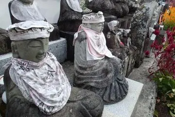 <p>Statues praying for welfare of children</p>