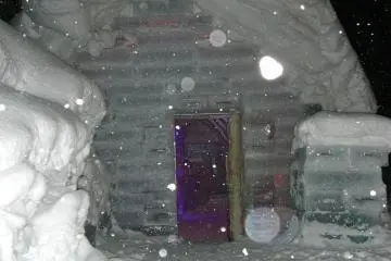 <p>Le bar Ice Hirafu, un des nombreux &eacute;tablissements de la station</p>