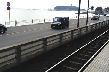<p>ชายหาดยูอิงาฮามะ (Yuigahama Beach) เส้นทางของรถไฟสายนี้เลาะเลียบชายฝั่งขนานไปกับถนน ก่อนจะผ่านเกาะ Enoshima ซึ่งเป็นสถานที่ตากอากาศมาตั้งแต่ครั้งที่ Kamakura เป็นเมืองหลวง</p>