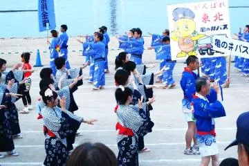 Turtle-bus dancers wish Tohoku well in their poster